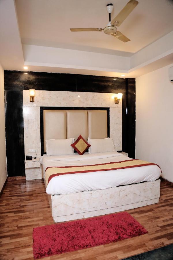 Hotel Plazzo Igi Új-Delhi Kültér fotó